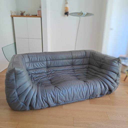 Original Ligne Roset Togo Ledersofa, mittelgroß, 2-Sitzer mit Armlehnen und Hocker in grauem Leder