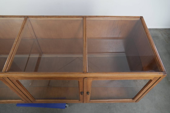Image 1 of Bijzonder leuke en grote vintage houten balie/ vitrinekast/ display kast met 4 deuren en glas