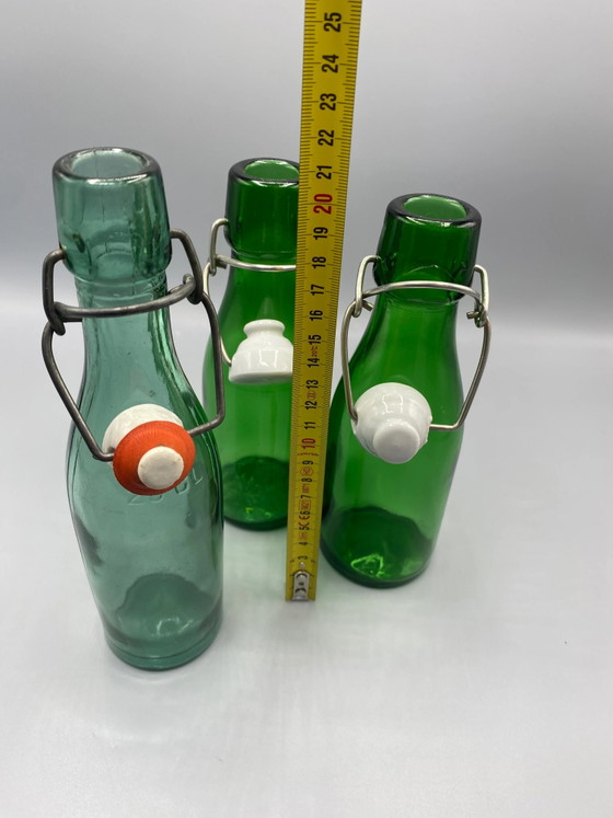 Lot de 3 bouteilles anciennes en verre vert de 25 cl – Bouchons à bascule en porcelaine – Début du XXe siècle (photo 3 of 3)