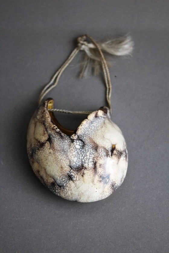 Image 1 of Decoratieve vintage keramische wandvaas met gespikkelde glazuurlaag.