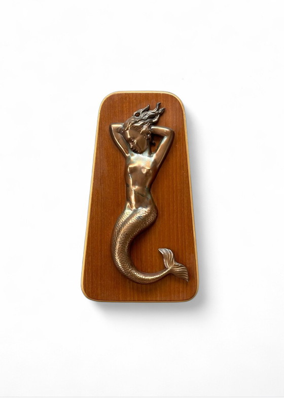 Image 1 of Messing zeemeermin op teakhouten achtergrond Deens design