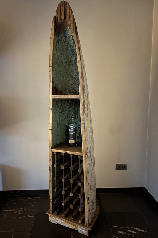 Casier à vin en forme de bateau, fabriqué à partir d'un véritable bateau de pêche.
