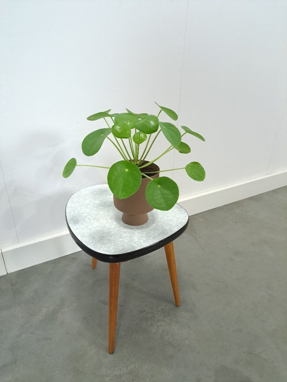 Image 1 of Mesa auxiliar para plantas con tablero de fórmica azul claro blanco, n.º 30