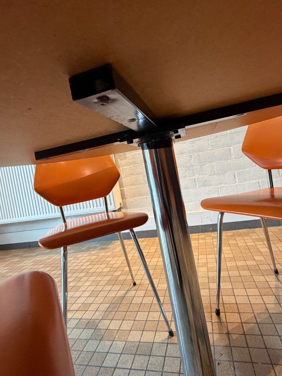 Image 1 of Ensemble de salle à manger vintage milieu du siècle – Table ronde et 4 chaises orange