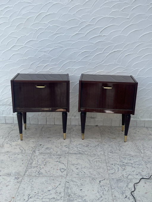 Een paar vintage nachtkastjes uit de jaren 60 met messing spijlenpoten.