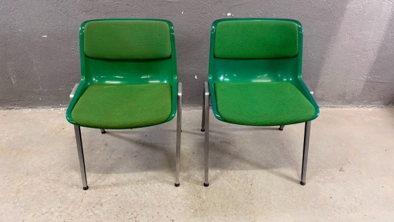 Image 1 of Een paar groene plastic conferentiestoelen in mid-century modern stijl, met chromen frame, jaren 1985, Italië