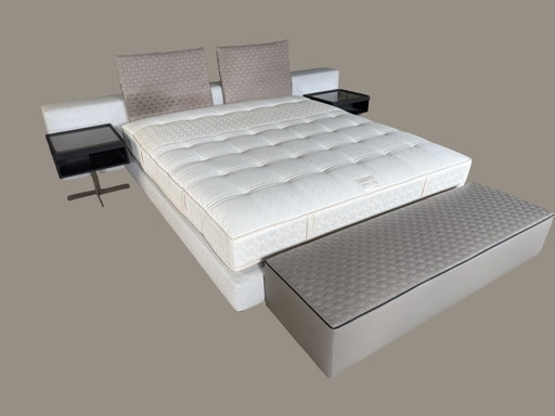 Cama desplazada Minotti Yang – tweepersoonsbedden, Leather, Other (photo 2 of 12)