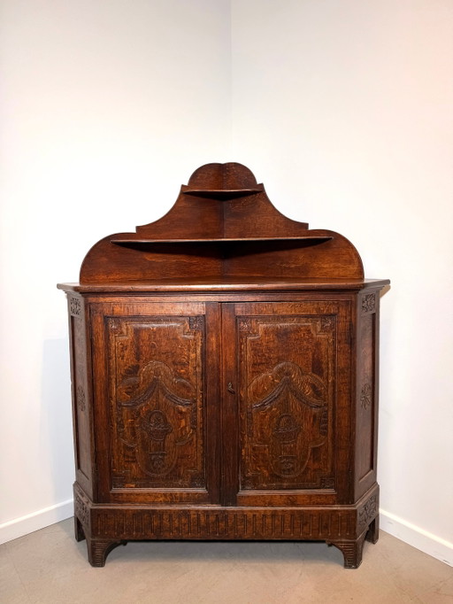 Armario esquinero antiguo de roble tallado con tapa con estantes. – vitrinekasten