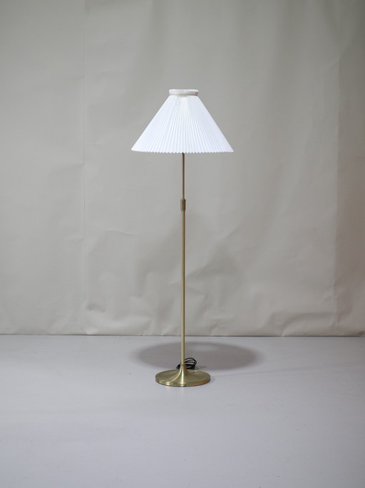 Lampada da terra Le Klint 339, paralume plissettato in ottone vintage danese