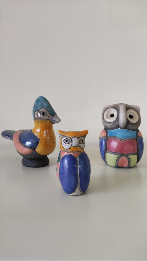 Set van drie veelkleurige Raku vogelfiguren