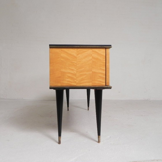 Image 1 of Aparador antiguo con patas cónicas, década de 1950.