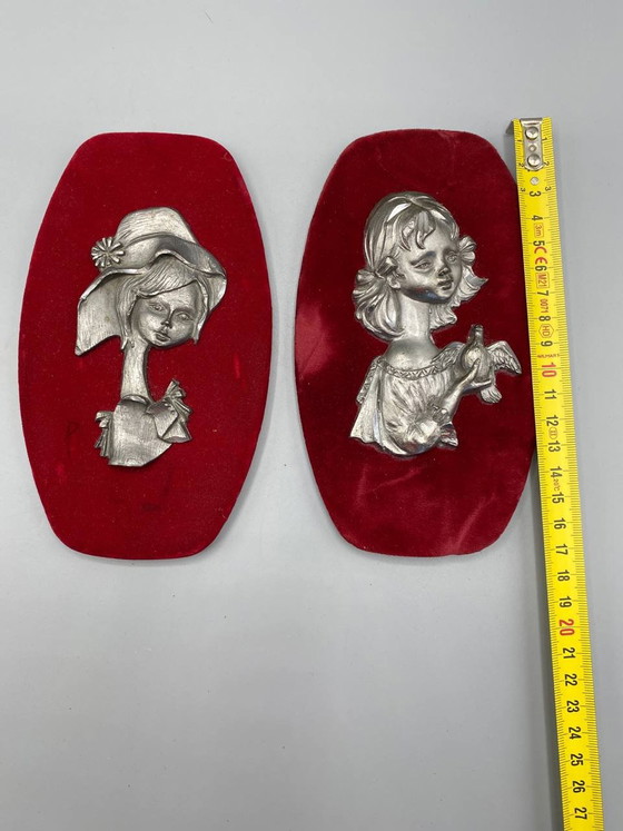 2 Decorative Wall Plaques, Tin Girl Busts on Red Velvet, 1960s-1970s – Decorative Objects (photo 5 of 6)