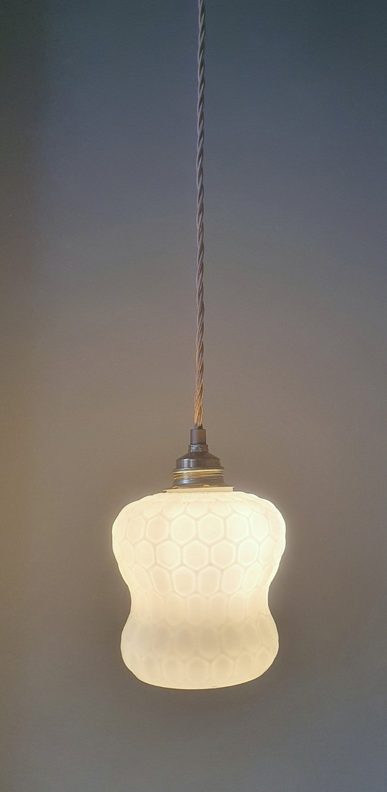 Image 1 of Suspension vintage - verre opalin blanc à texture alvéolée