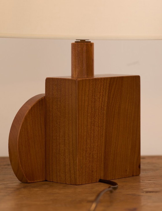 Image 1 of Paire de lampes artisanales géométriques en chêne massif circa 1970