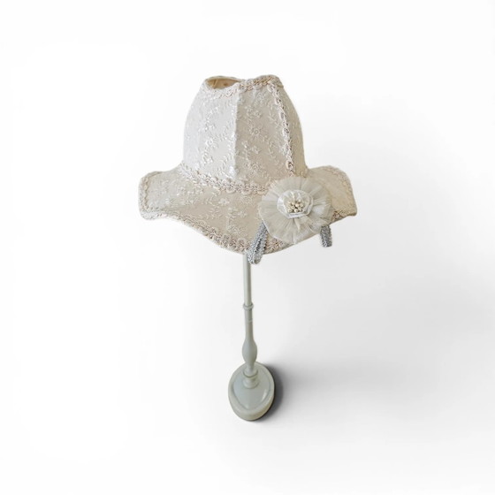 2 x Lampade barocche con forma unica a cappello, realizzate in pizzo e decorate con un grande fiore (photo 4 of 11)