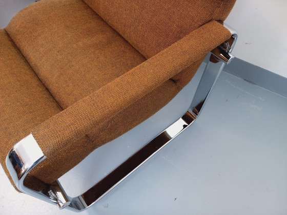 Image 1 of Een paar vintage Eero Aarnio fauteuils voor Framac, uitgevoerd in stof en chroom, uit de jaren 60 en 70.
