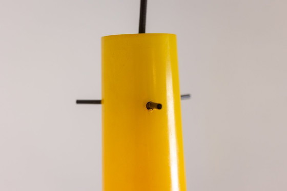 Image 1 of Paire de suspensions en verre bicolore jaune et blanc. Années 1960