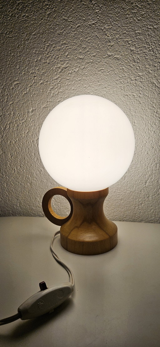 Lámpara de sobremesa de madera escandinava con bola de cristal