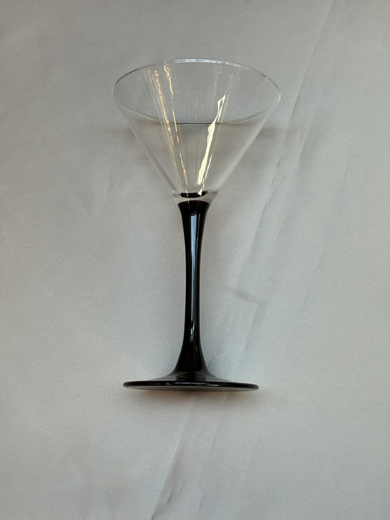 Image 1 of Satz Luminarc Cocktail- oder Martini-Gläser auf schwarzem Sockel