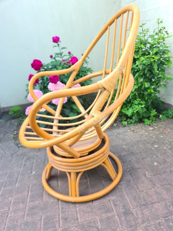 Image 1 of 2 sedie girevoli/a dondolo vintage in rattan – stile anni '70/'80, bohémien di metà secolo – in ottime condizioni!