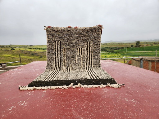Graphic Beni Ouarain Rug 236x152 cm – Handmade Moroccan Wool Carpet – Black & Ivory Berber Design