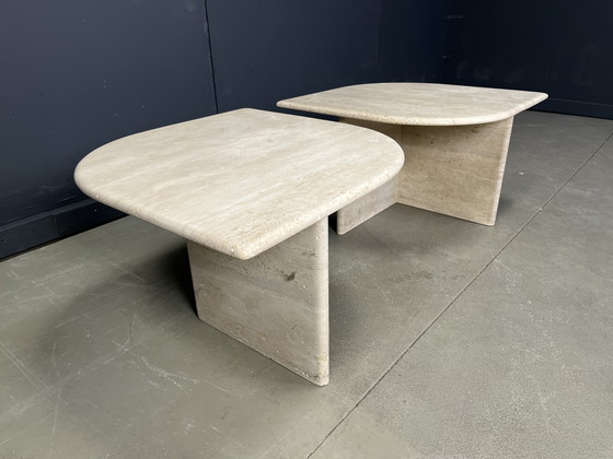 Image 1 of Paire de tables basses ou tables d'appoint en travertin, 1970
