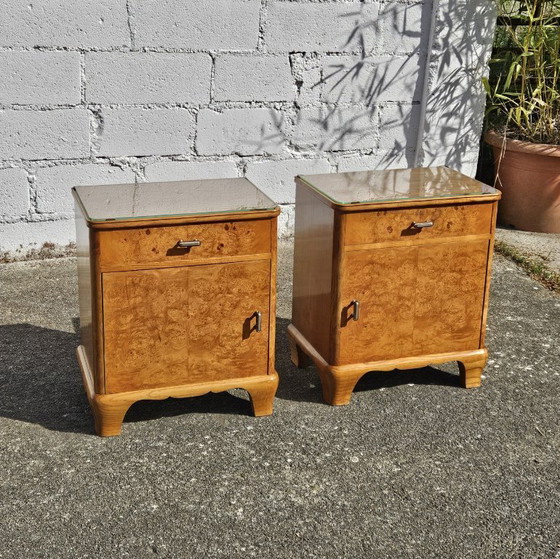 Image 1 of 2 tables de chevet Art déco françaises anciennes - Ensemble de 2 tables de chevet en loupe de bois et verre - Années 30