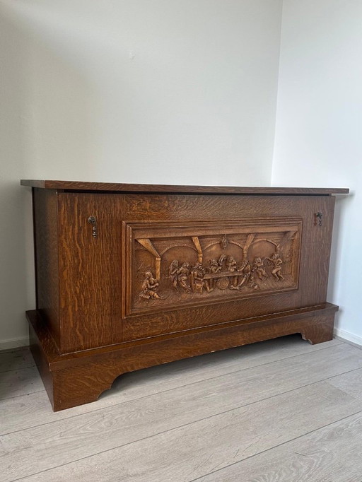 Cassapanca unica in quercia intagliata