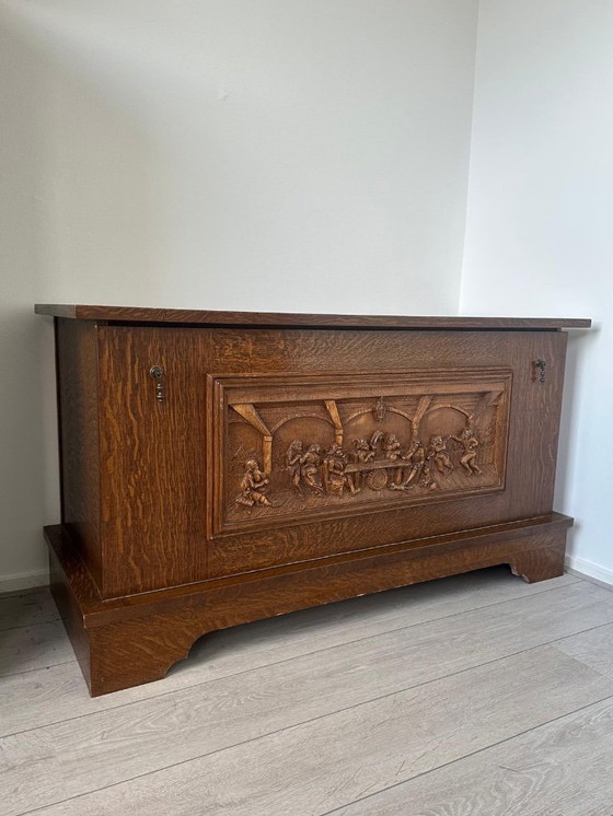 Image 1 of Cassapanca unica in quercia intagliata