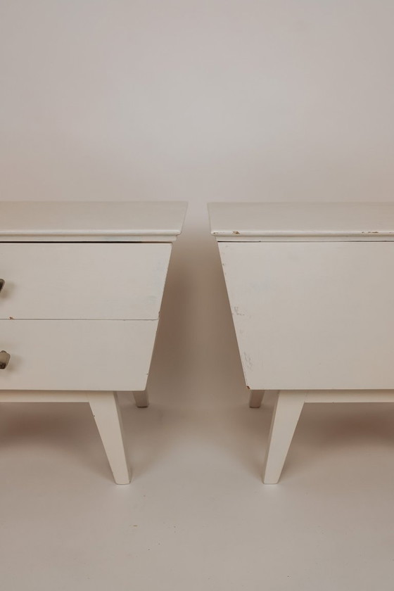Image 1 of Set van 2 witgeverfde houten nachtkastjes, jaren 60