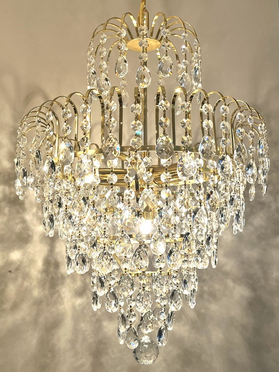 Image 1 of Lampadario di cristallo con struttura dorata a goccia sfaccettata