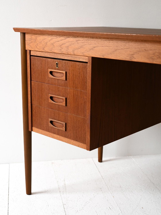 Image 1 of Skandinavischer Vintage-Schreibtisch aus Teakholz mit drei Schubladen