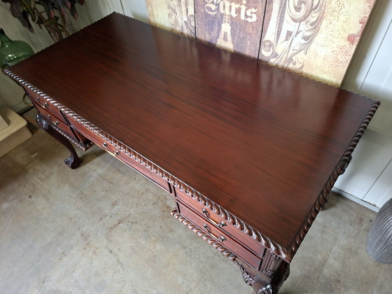 Image 1 of Scrivania classica in mogano con splendide zampe di leone. Dimensioni: 155x75 cm e altezza 81 cm.