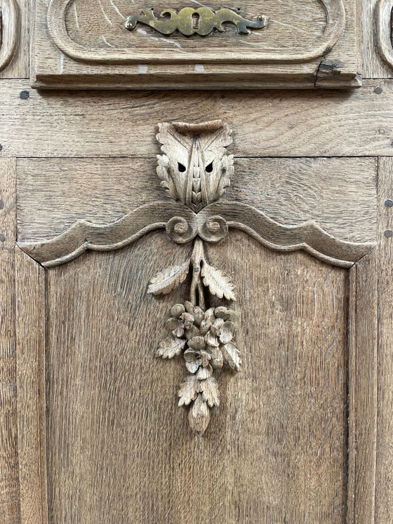 Image 1 of Credenza/buffet in stile rustico in rovere massello con intagli in legno.