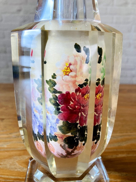 Image 1 of Vase vintage asiatique octogonal en cristal peint à l'envers, à motif floral inversé.