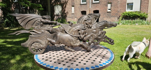 Gran relieve antiguo de madera tallada: carro romano y caballos (siglo XIX, 115 cm)