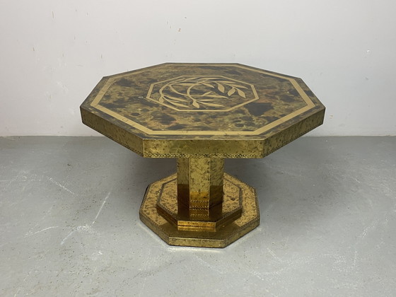 Excepcional mesa de centro octogonal de latón y chapa de madera de raíz, de mediados de siglo, década de (photo 14 of 15)