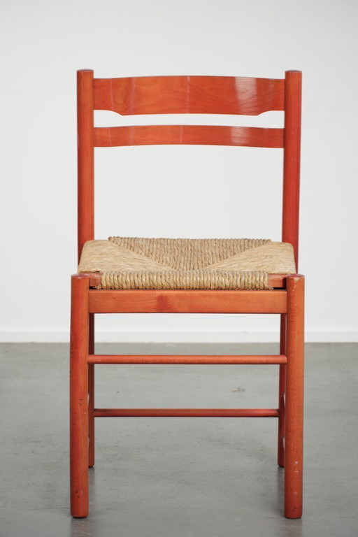 Leuke rood vintage houten stoeltje uit de jaren ’70 met een gevlochten rieten zitting