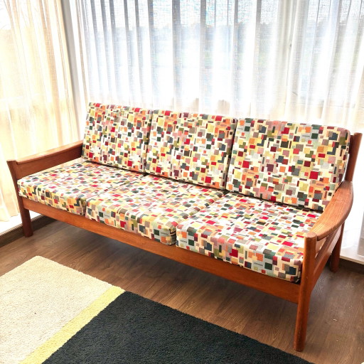 Canapé Vintage Dyrlund 3 places – Teck Massif – Design Danois Mid-Century – Récemment Retapissé