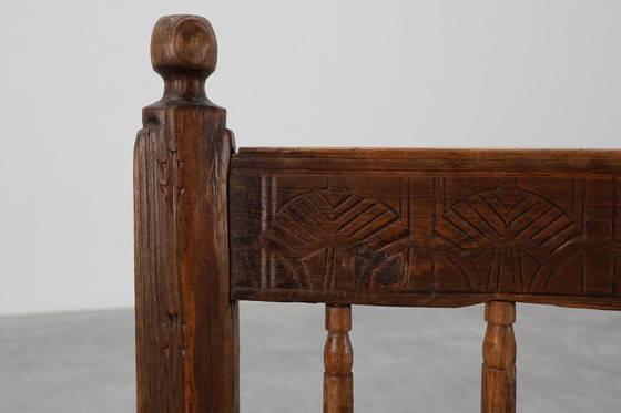 Image 1 of Sedia laterale spagnola in rovere intagliata a mano del XIX secolo con seduta in velluto