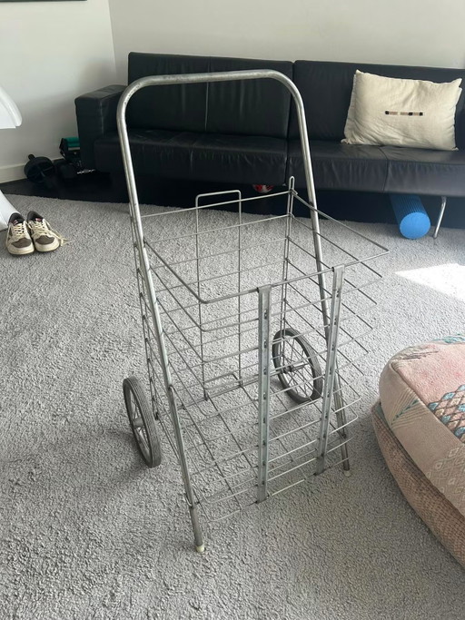 Carrello della spesa vintage in acciaio inossidabile