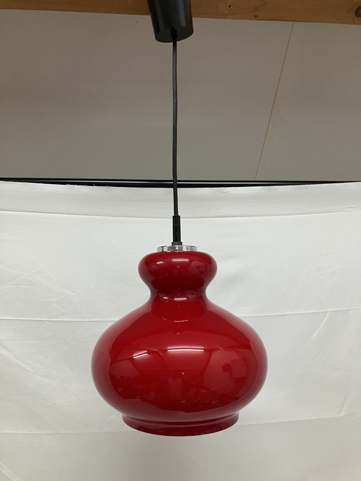 Lampada a sospensione vintage in vetro rosso ciliegia Peill & Putzler, anni '60