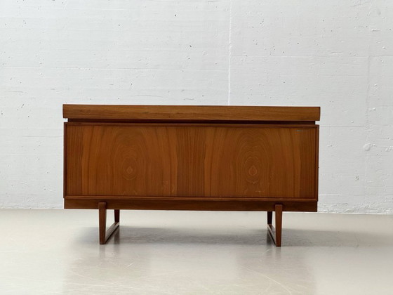 Image 1 of Elegante escritorio de mediados de siglo en nogal, década de 1960.