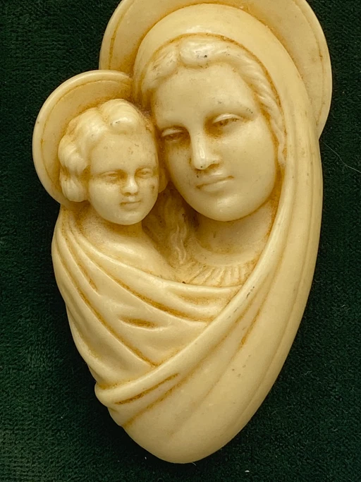 Bassorilievo Vergine con Bambino, cornice dorata e velluto verde, lavorazione italiana. – decoratieve objecten (photo 2 of 5)