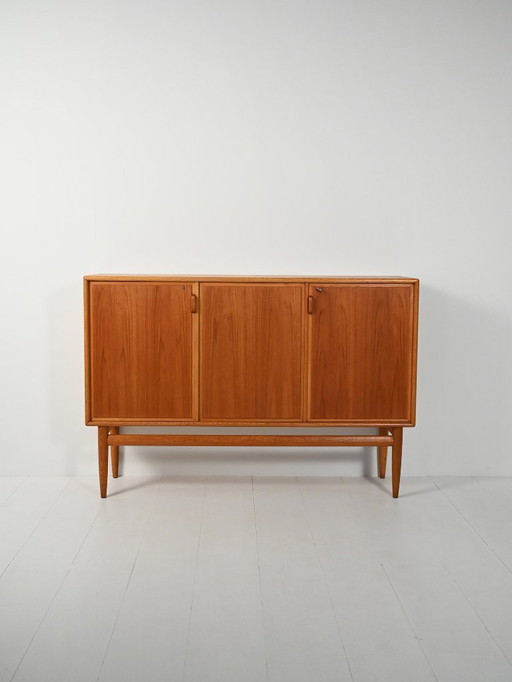 Credenza alta scandinava, anni '50/'60, rovere e teak, tre ante