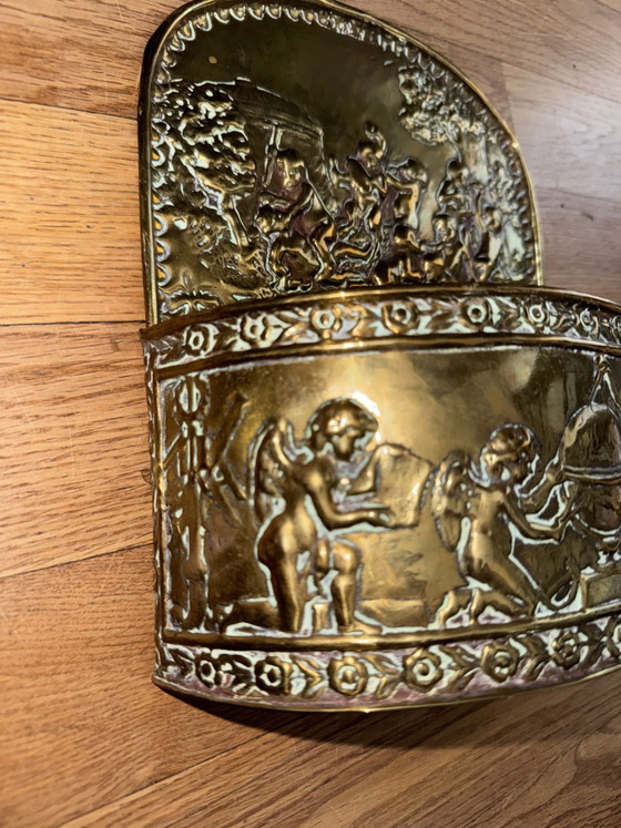 Image 1 of Antieke messing / koperen borstelhouder met barok reliëf (putti / engeltjes)