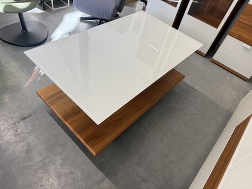 Mesa de centro Hulsta de madera de nogal blanco, 120x70