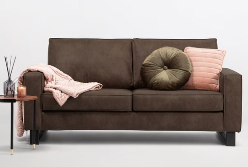 In affitto (a partire da luglio circa): bellissimo divano a 3 posti in micropelle marrone (stile industriale)