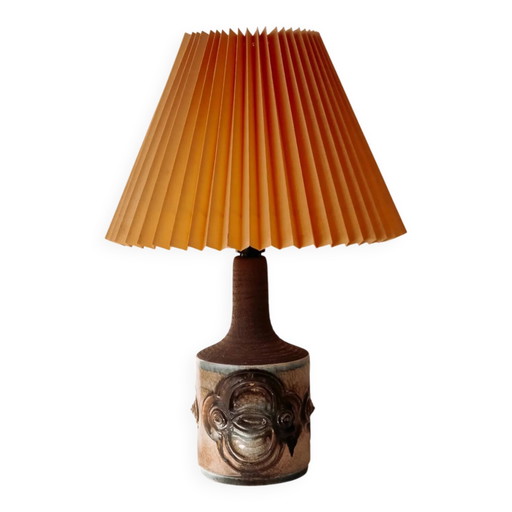 Keramische Tischlampe von IB Oluf Hansen mit plissiertem Schirm.