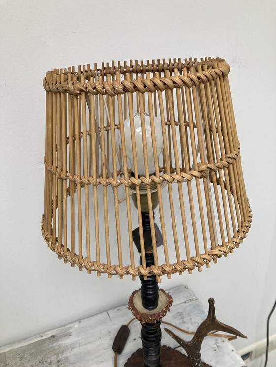 Image 1 of Lampada da tavolo vintage in legno con cappello rotante/bambù
